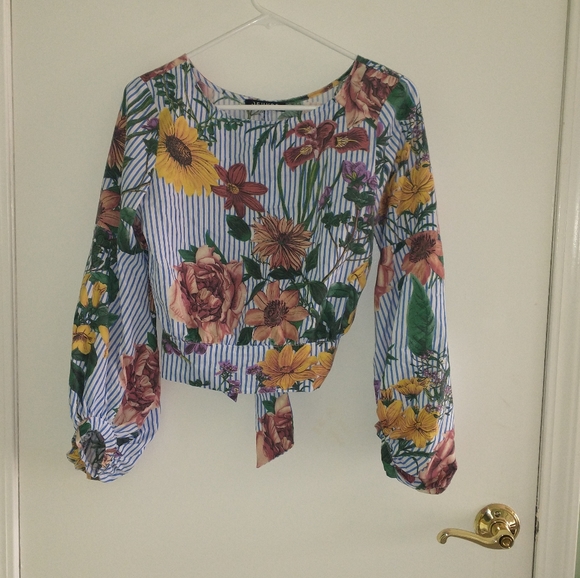 Jeuvre women's blue and white  floral striped crop blouse with open back - Picture 6 of 9